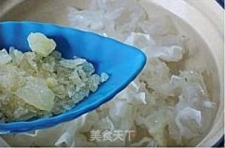 雪耳枸杞煲香梨的做法步骤：4