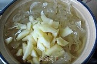 雪耳枸杞煲香梨的做法步骤：4