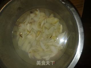 西芹百合的做法步骤：2