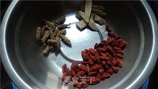 花旗参竹丝鸡汤的做法步骤：2