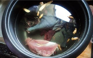 花旗参竹丝鸡汤的做法步骤：2