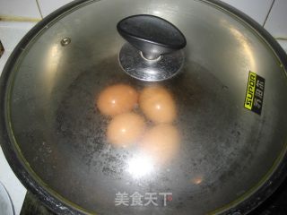 煮鸡蛋好吃 又省气的小窍门的做法步骤：2