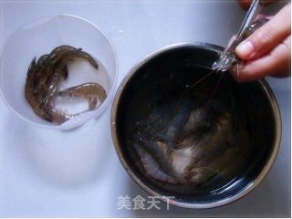 用煎肉的方法来煎虾——椒盐虾的做法步骤：4