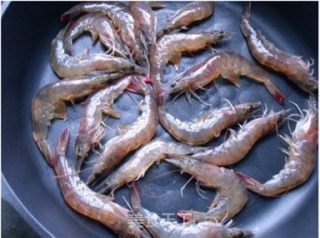 用煎肉的方法来煎虾——椒盐虾的做法步骤：4