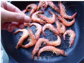 用煎肉的方法来煎虾——椒盐虾的做法步骤：4