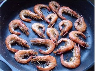 用煎肉的方法来煎虾——椒盐虾的做法步骤：4