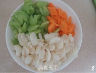 西芹百合炒腰果的做法步骤：2