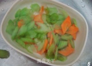 西芹百合炒腰果的做法步骤：2