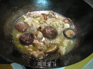 家常香菇焖鸡块的做法步骤：2