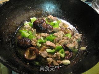 家常香菇焖鸡块的做法步骤：2