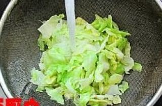 炝拌圆白菜的做法步骤：3