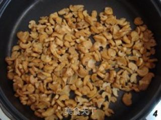 麻辣金钩香酥花生的做法步骤：3