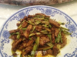 芹菜炒肉的做法