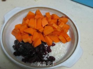 美容养颜的南瓜香蕉煲仔饭的做法步骤：2