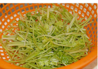 芹菜炒肉丝的做法步骤：2