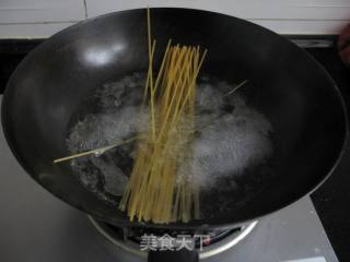 肉酱虾仁拌意面的做法步骤：5