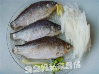 萝卜丝鲫鱼汤的做法步骤：3