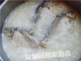 萝卜丝鲫鱼汤的做法步骤：3