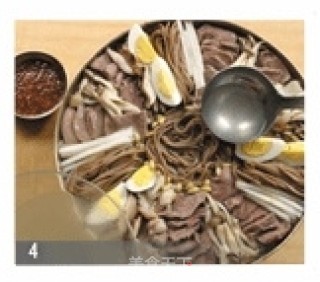 韩国牛肉蘑菇锅面的做法的做法步骤：2