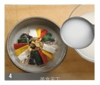 韩国芝麻小鸡菜蔬汤的做法的做法步骤：2