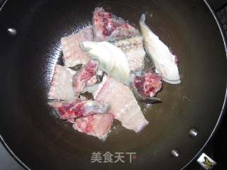 娃娃菜豆腐鱼头汤的做法步骤：2