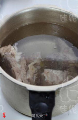 脚板苕板栗脊骨浓汤的做法步骤：2