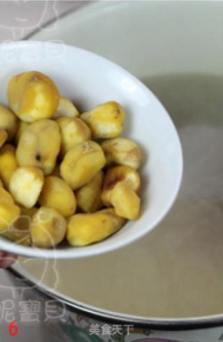 脚板苕板栗脊骨浓汤的做法步骤：2