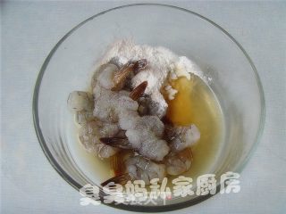 清爽马蹄炒凤尾虾的做法步骤：3