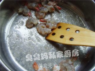 清爽马蹄炒凤尾虾的做法步骤：3