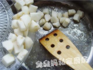 清爽马蹄炒凤尾虾的做法步骤：3