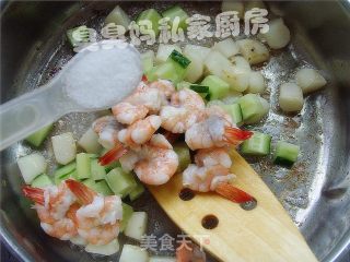 清爽马蹄炒凤尾虾的做法步骤：3