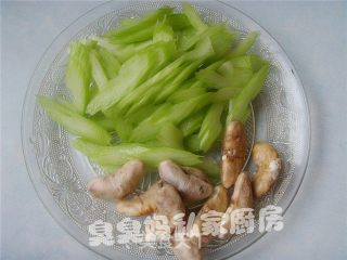 西芹炒菱角的做法步骤：3