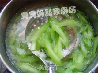 西芹炒菱角的做法步骤：3