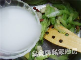 西芹炒菱角的做法步骤：3