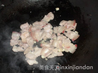 黄瓜炒五花肉的做法步骤：2