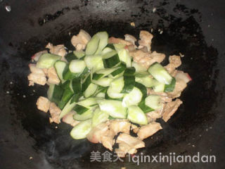 黄瓜炒五花肉的做法步骤：2