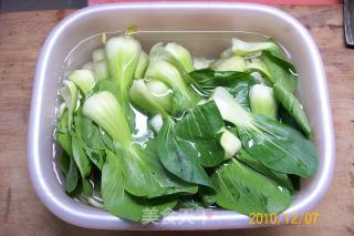 早餐精典制作《芹菜虾皮.蘑菇鸡丁菜炒饭》的做法步骤：15