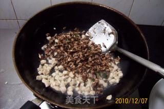 早餐精典制作《芹菜虾皮.蘑菇鸡丁菜炒饭》的做法步骤：15