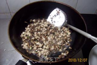早餐精典制作《芹菜虾皮.蘑菇鸡丁菜炒饭》的做法步骤：15