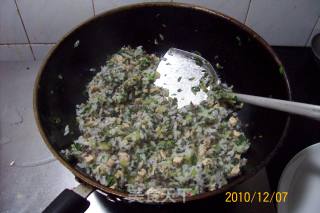 早餐精典制作《芹菜虾皮.蘑菇鸡丁菜炒饭》的做法步骤：15