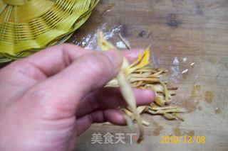 早餐精典制作《芹菜虾皮.蘑菇鸡丁菜炒饭》的做法步骤：15