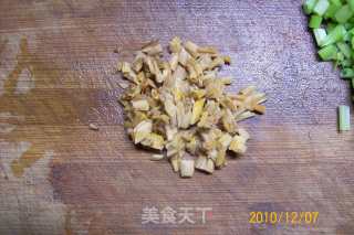 早餐精典制作《芹菜虾皮.蘑菇鸡丁菜炒饭》的做法步骤：15