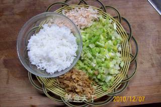 早餐精典制作《芹菜虾皮.蘑菇鸡丁菜炒饭》的做法步骤：15