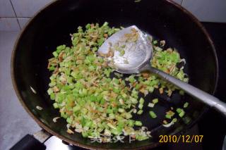 早餐精典制作《芹菜虾皮.蘑菇鸡丁菜炒饭》的做法步骤：15