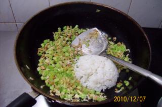 早餐精典制作《芹菜虾皮.蘑菇鸡丁菜炒饭》的做法步骤：15