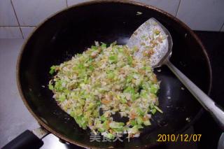 早餐精典制作《芹菜虾皮.蘑菇鸡丁菜炒饭》的做法步骤：15