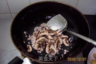 早餐精典制作《芹菜虾皮.蘑菇鸡丁菜炒饭》的做法步骤：15