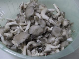 大蒜姬菇炒肉片的做法步骤：2