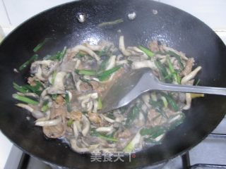 大蒜姬菇炒肉片的做法步骤：2