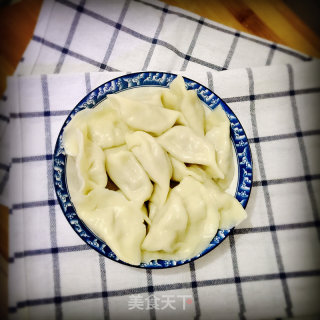酸菜猪肉水饺    饺子皮版的做法